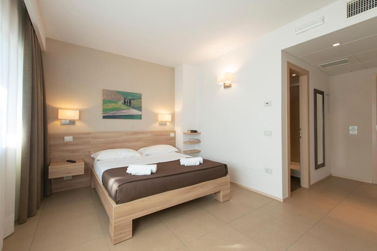 Hotel Dimorae Rooms And Suites - Apartments Чивитанова Марке Стая снимка