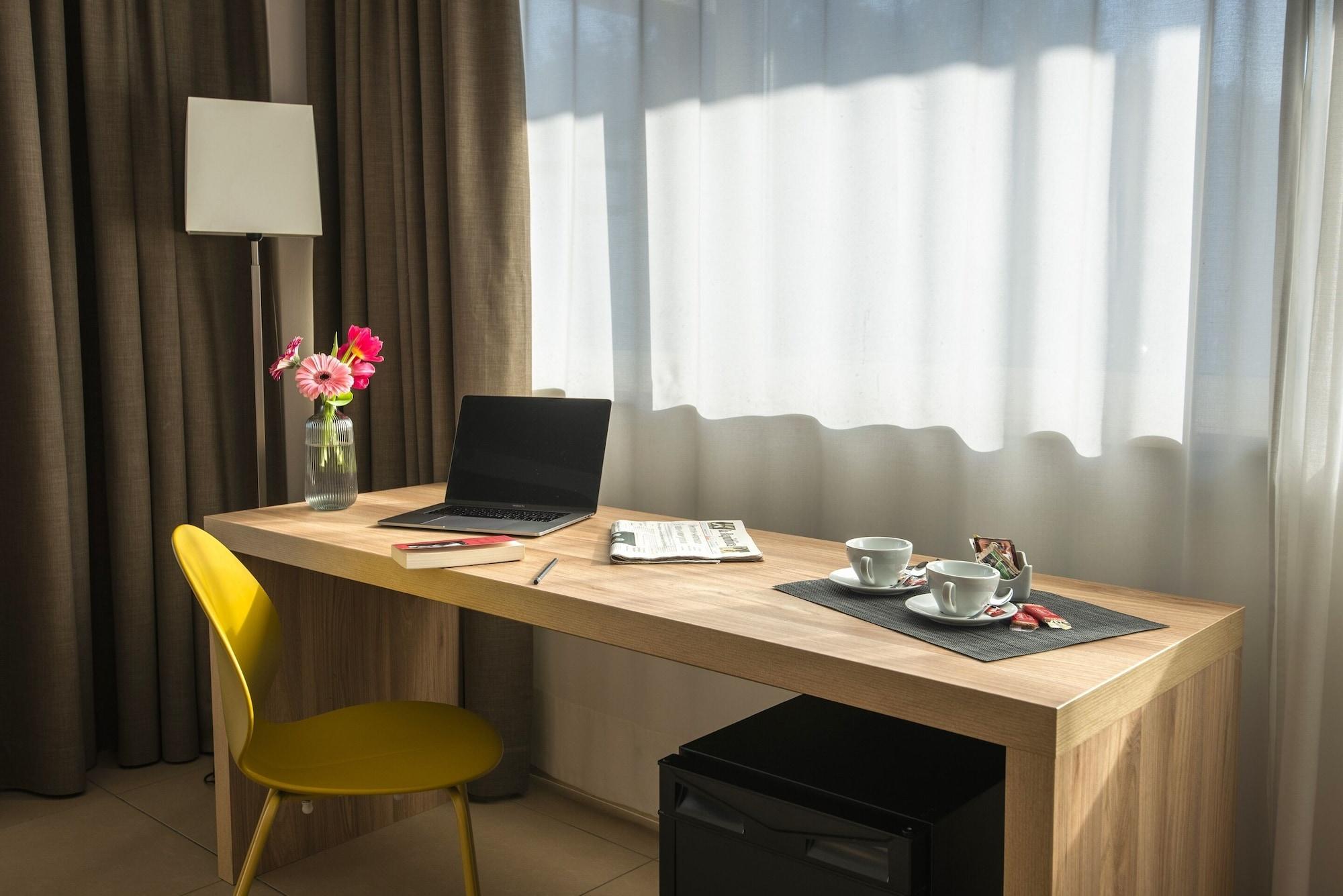 Hotel Dimorae Rooms And Suites - Apartments Чивитанова Марке Екстериор снимка