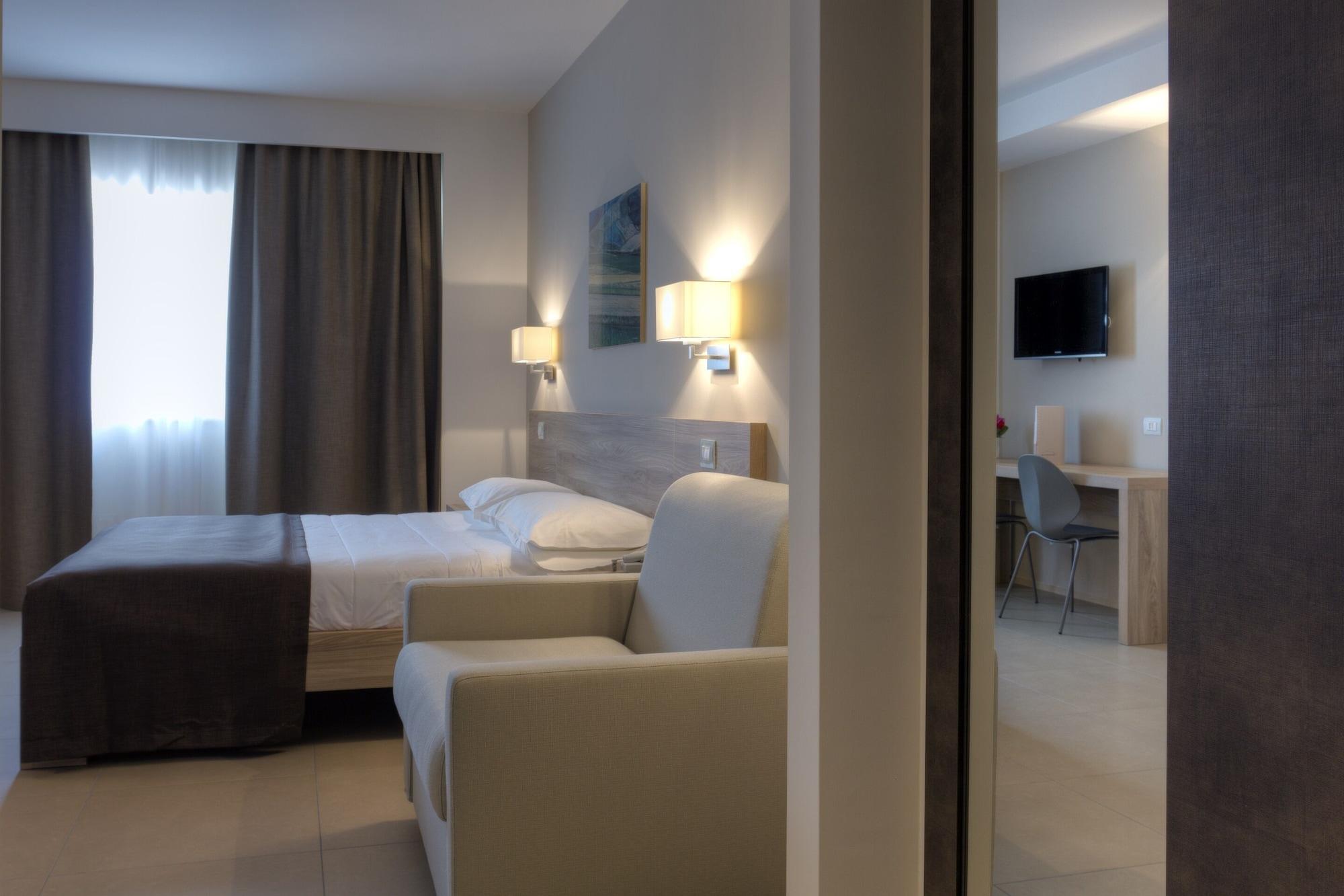 Hotel Dimorae Rooms And Suites - Apartments Чивитанова Марке Екстериор снимка