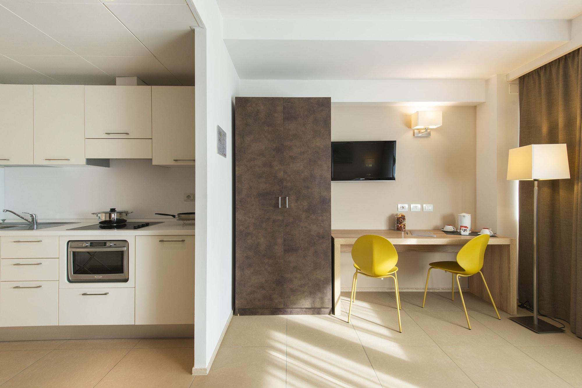 Hotel Dimorae Rooms And Suites - Apartments Чивитанова Марке Екстериор снимка