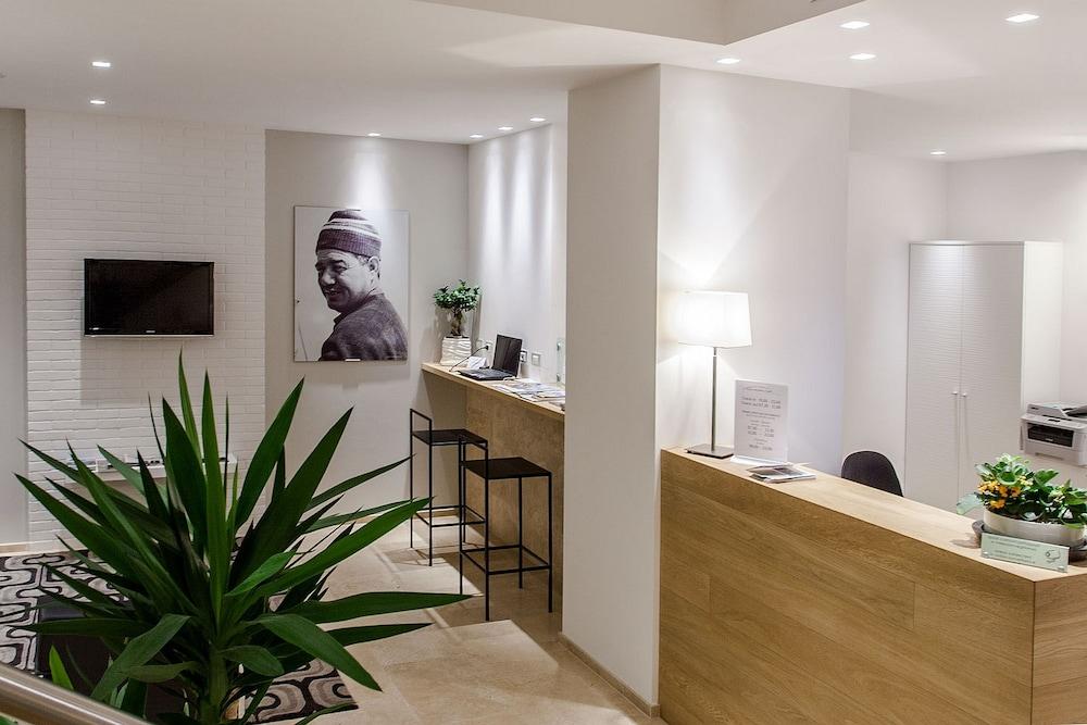 Hotel Dimorae Rooms And Suites - Apartments Чивитанова Марке Екстериор снимка