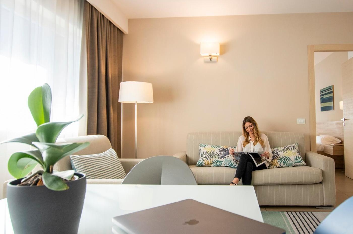 Hotel Dimorae Rooms And Suites - Apartments Чивитанова Марке Стая снимка