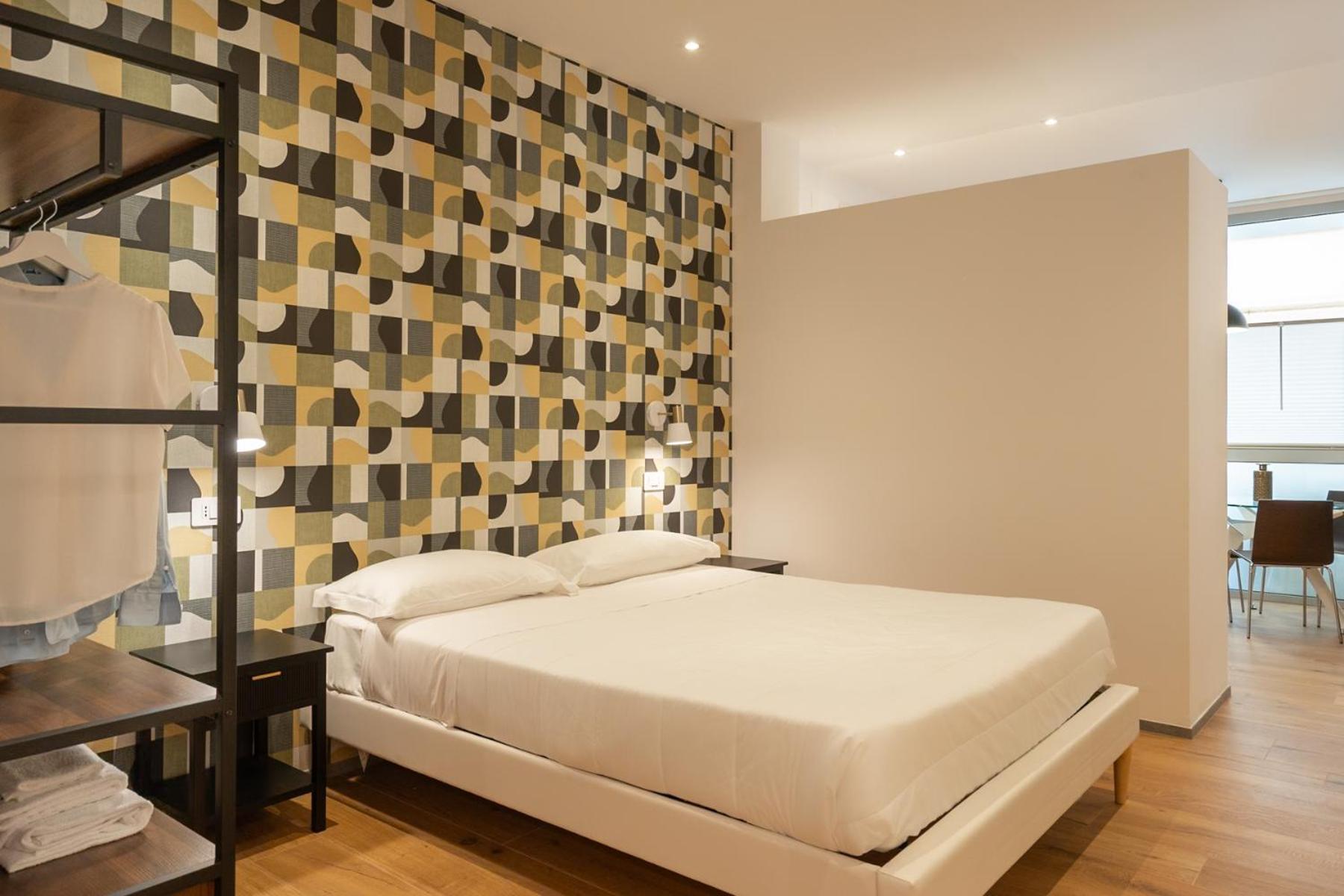 Hotel Dimorae Rooms And Suites - Apartments Чивитанова Марке Екстериор снимка