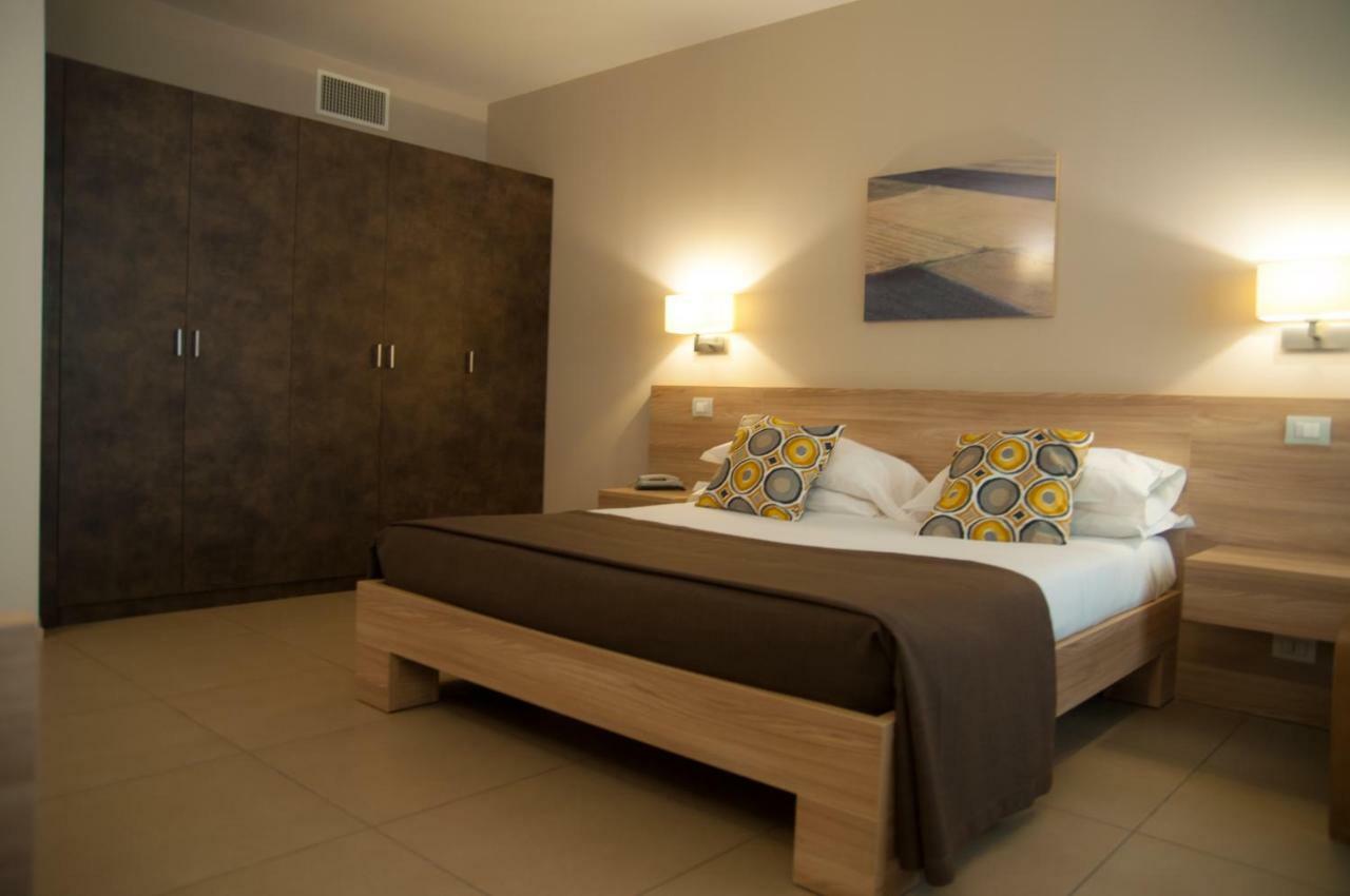 Hotel Dimorae Rooms And Suites - Apartments Чивитанова Марке Екстериор снимка